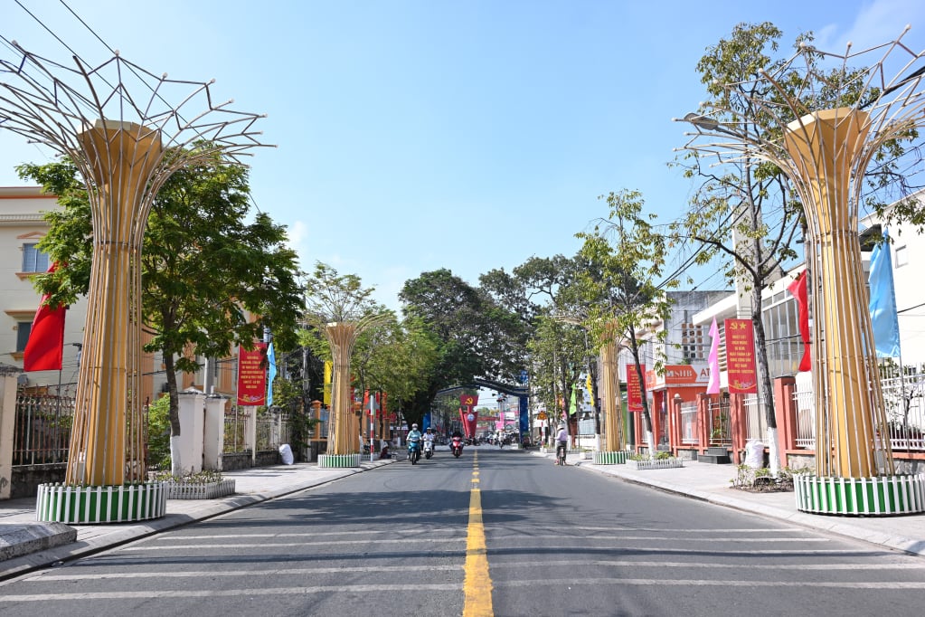 응우옌 후에, 응우옌 딘 치에우, 응우옌 쭝 쭉, 흥 부엉 등 중부 지방의 거리에는 새해를 맞이하는 붉은색 깃발과 현수막이 가득 걸려 있어 온통 선명한 붉은색으로 물들어 있습니다.