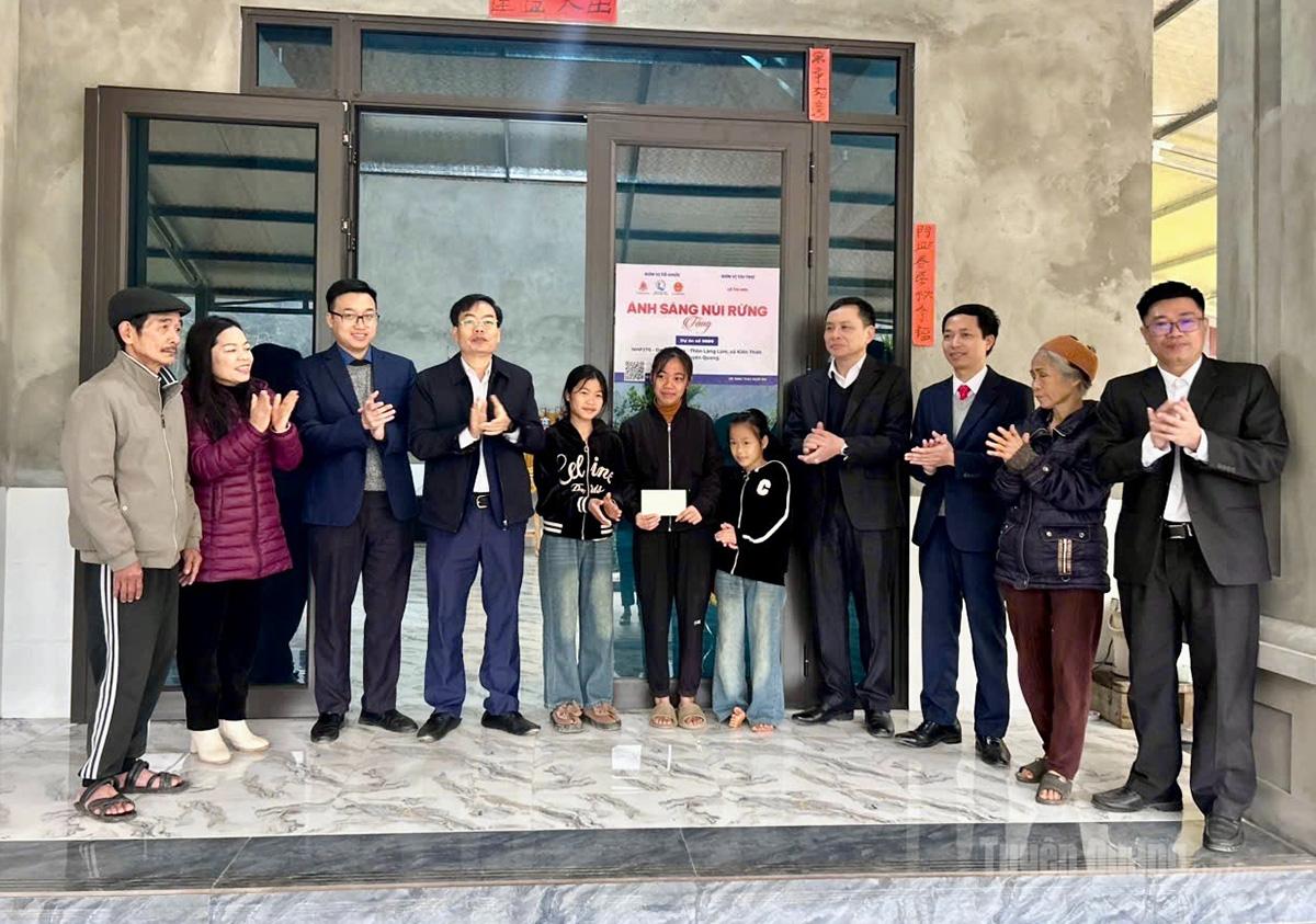 Genosse Nguyen Lam Son, Mitglied des Provinzparteikomitees und stellvertretender Leiter des Ständigen Ausschusses der Abteilung für Propaganda und Massenmobilisierung des Provinzparteikomitees, nahm an der Einweihung des „Hauses des Glücks“ für Dao Thi May im Dorf Lang Lam, Gemeinde Kien Thiet, teil.