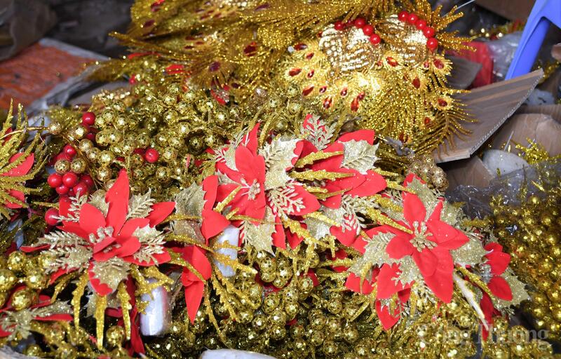 Le noci di cocco decorate con oro 24 carati sono molto richieste in vista del prossimo Capodanno lunare (Anno del Cavallo) 2026.