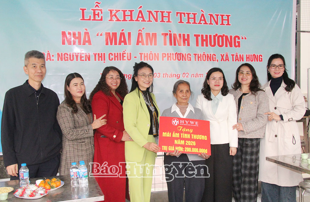 L'Associazione provinciale delle imprenditrici ha consegnato una donazione alla signora Nguyen Thi Chieu, del comune di Tan Hung.