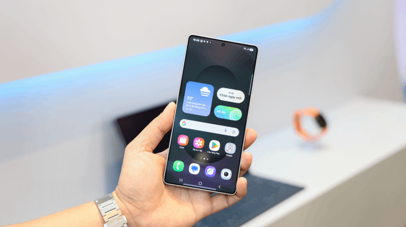 Galaxy S26 Ultra przyciągnął uwagę możliwością naładowania baterii od 0% do 75% w zaledwie 30 minut. Galaxy S26 Ultra gây chú ý khi có thể sạc từ 0% lên 75% chỉ trong 30 phút.