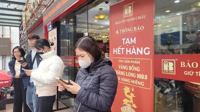 All'inizio del 2026, durante la corsa all'oro, la gente si è precipitata ad acquistare oro e argento - Foto 1. Đổ xô mua vàng , bạc trong cơn sốt đầu năm 2026 - Ảnh 1.