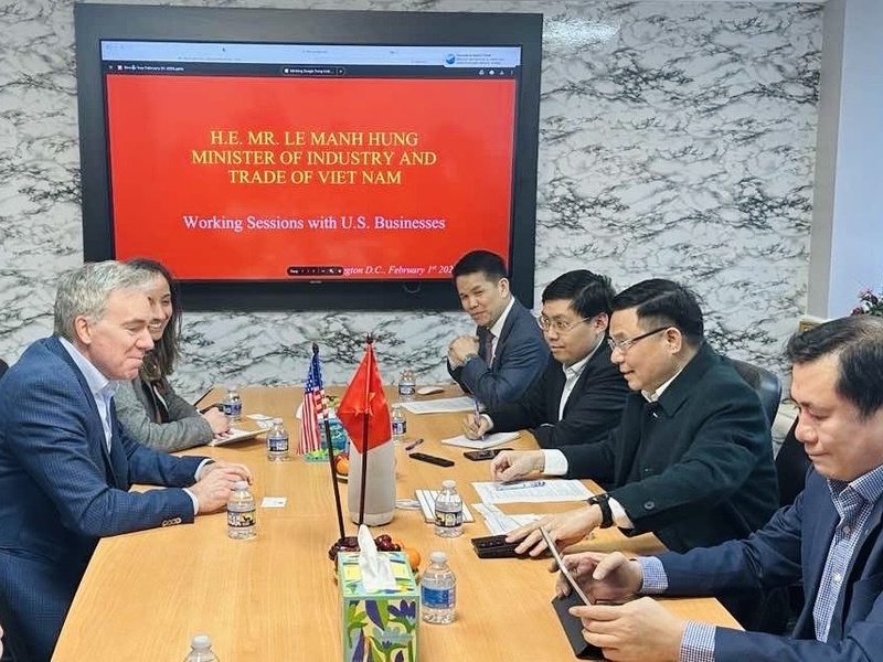 Waarnemend minister van Industrie en Handel Le Manh Hung had een ontmoeting met de CEO van AES Group
