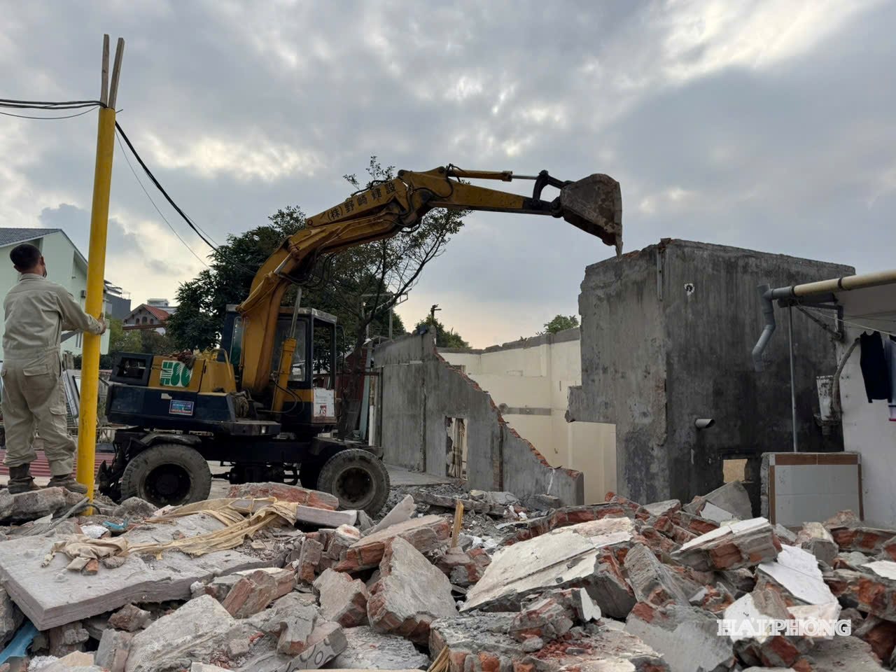 FOTO STAMPATA: Le autorità del distretto di Gia Vien stanno smantellando un progetto di costruzione che violava la fascia di rispetto del canale Giang Khe.