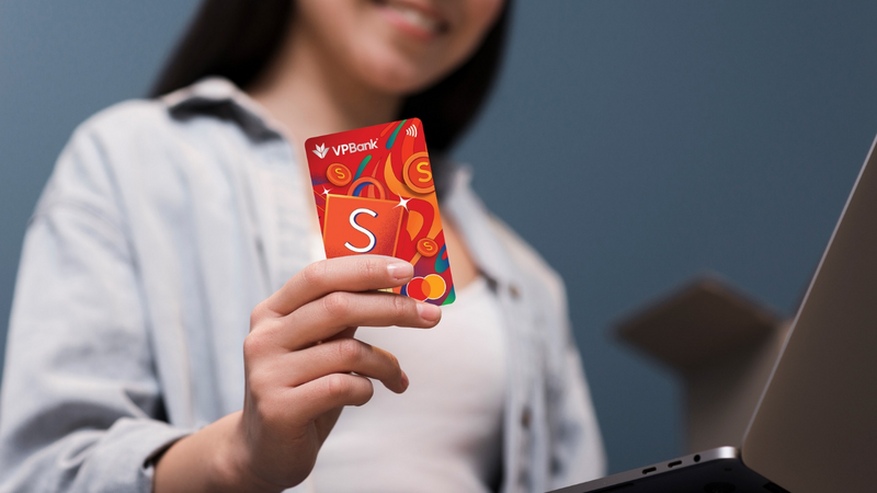 La carta di credito VPBank S Rewards Mastercard offre periodi senza interessi fino a 55 giorni, consentendo alle famiglie di fare acquisti per il Tet (Capodanno lunare) in tutta tranquillità, senza dover pagare in anticipo.