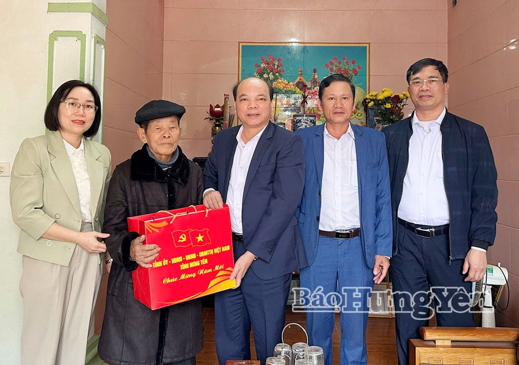 Il compagno Dang Thanh Giang, vicepresidente del Consiglio popolare provinciale, consegna un dono al membro del Partito Tran Ngoc To, iscritto al Partito da 75 anni, nella comune di Nam Thuy Anh.