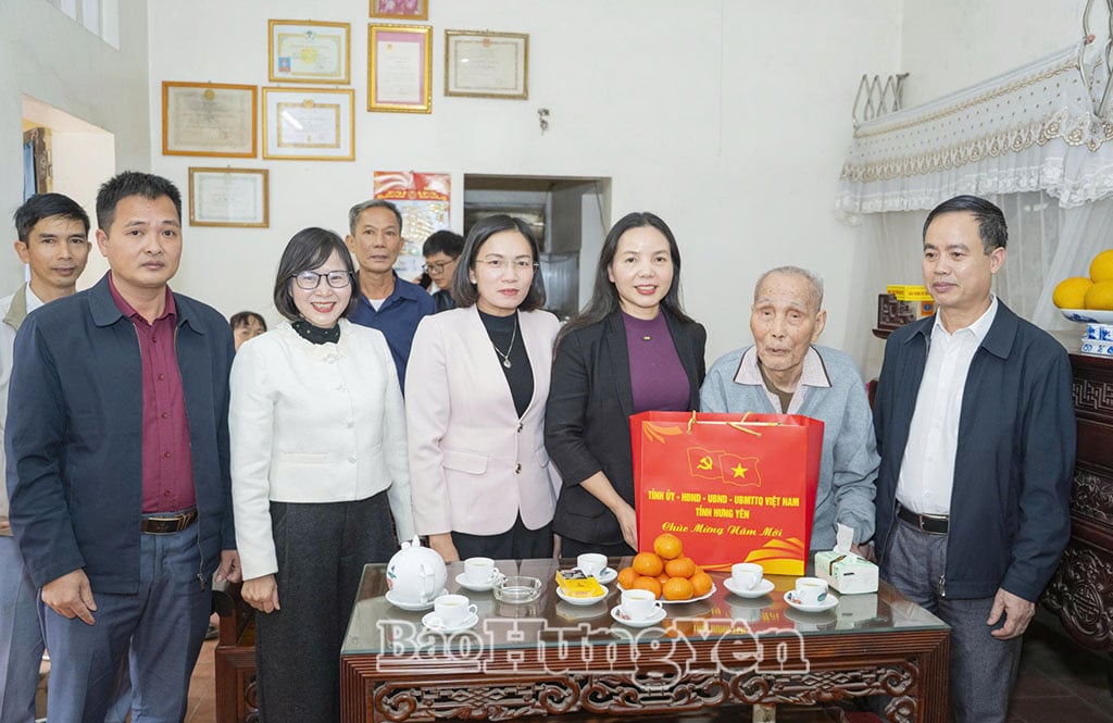 La compagna Ngo Thi Kim Hoan, vicepresidente permanente del Comitato provinciale del Fronte della Patria, insieme a rappresentanti della comune di Hoan Long, ha consegnato doni per il Tet al membro del Partito Le Van Mo.