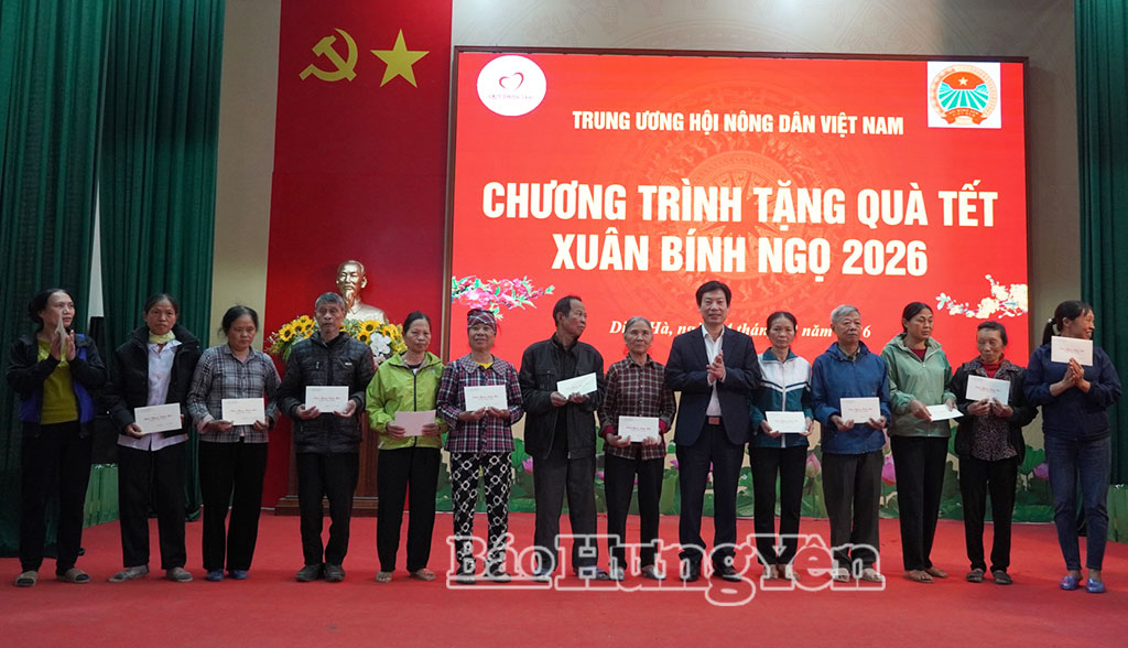 I leader del Comitato Centrale dell'Associazione degli Agricoltori del Vietnam hanno offerto doni per il Tet agli agricoltori membri che si trovano in situazioni particolarmente difficili nel comune di Dien Ha.