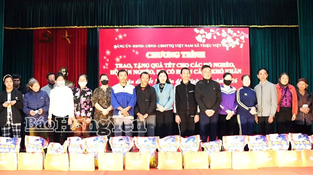 I leader del Comitato del Fronte della Patria del Vietnam del comune di Trieu Viet Vuong hanno distribuito doni per il Tet alle famiglie povere, a quelle in condizioni di povertà e a quelle in difficoltà.
