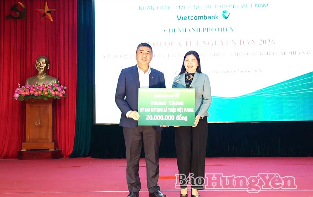 I rappresentanti della filiale di Pho Hien della Vietnam Foreign Trade Commercial Bank (Vietcombank) hanno donato 20 milioni di VND alle famiglie bisognose del comune di Trieu Viet Vuong.