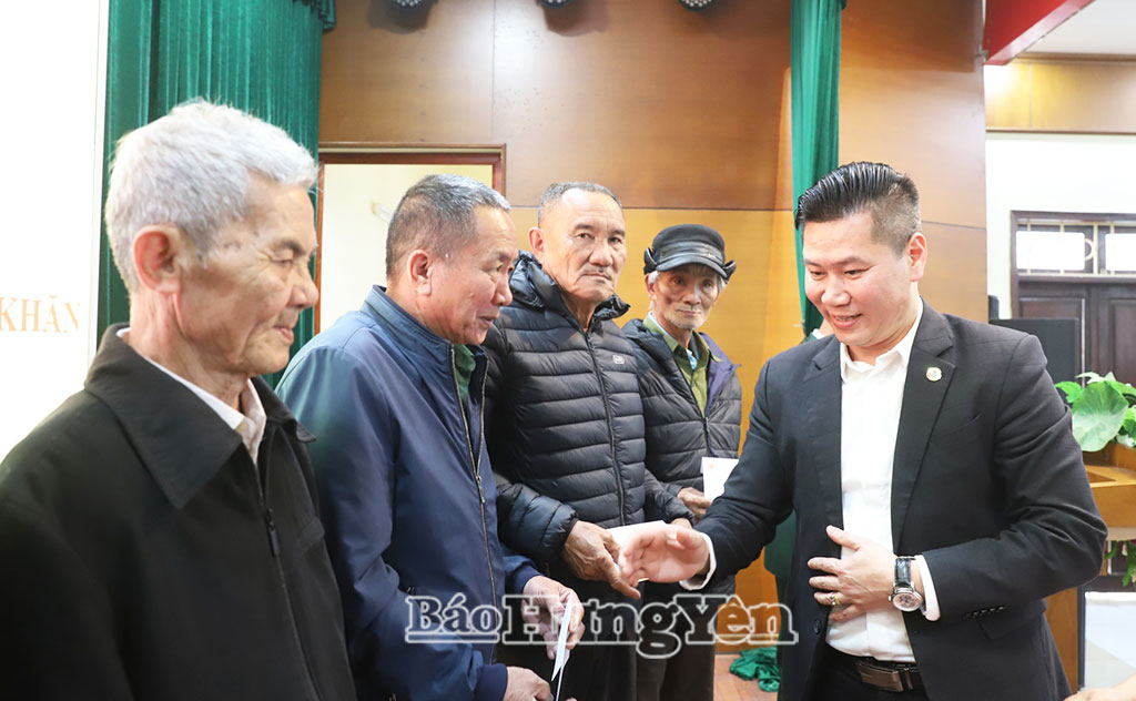 I leader della comune di Khoai Chau hanno offerto doni ai veterani di guerra in difficoltà.