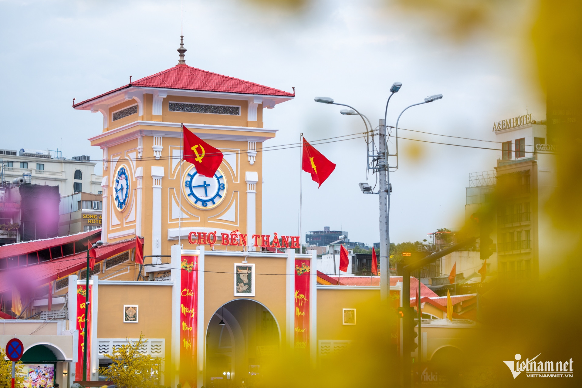 W - Mercato di Ben Thanh dopo la rimozione della recinzione. Tuan Hung 42.jpg