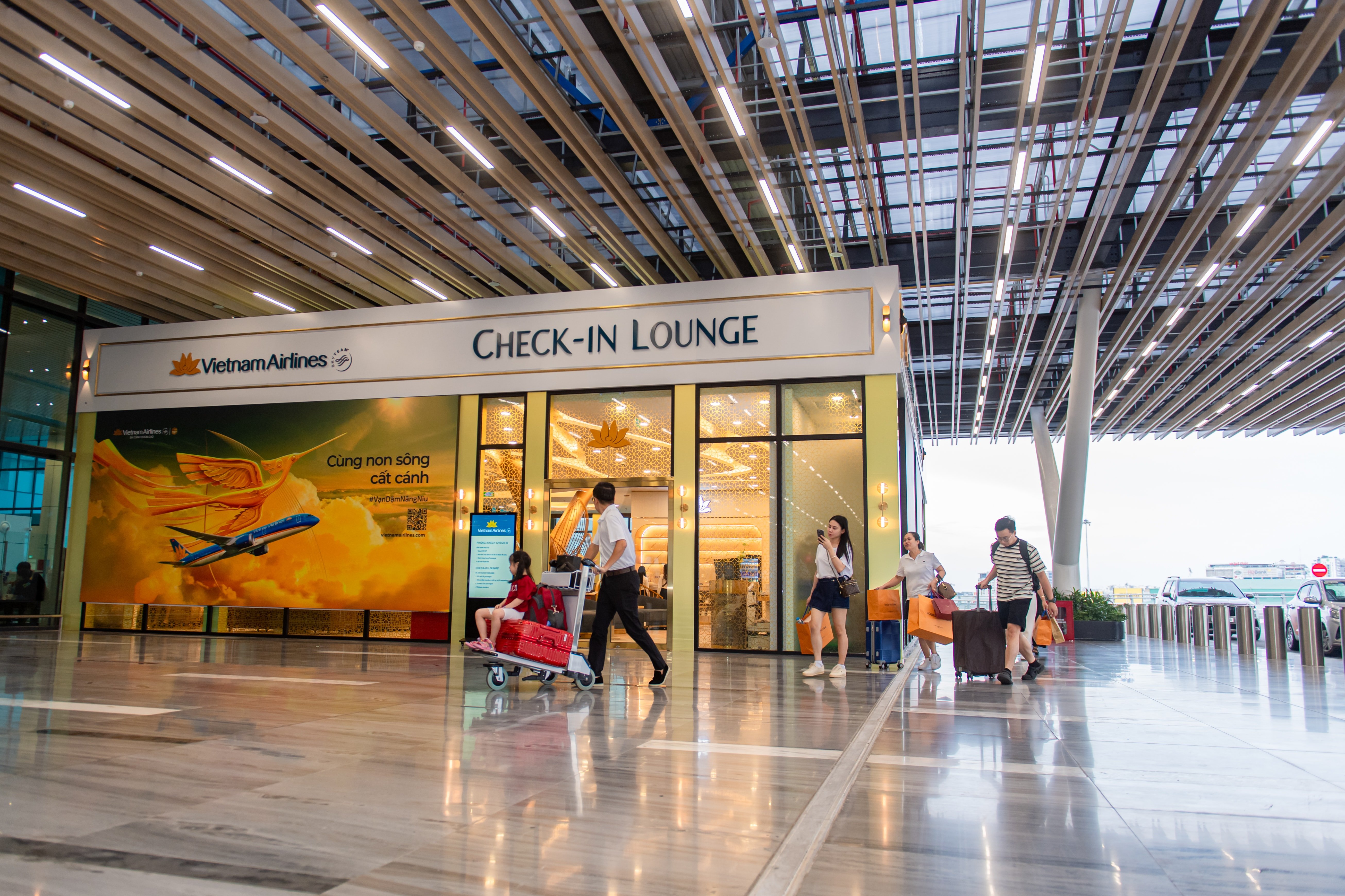 Ảnh 1. Tại Check-in Lounge, Vietnam Airlines tái định nghĩa trải nghiệm làm thủ tục_ gọn gàng, kín đáo và đặt hành khách làm trung tâm. Ảnh VNA