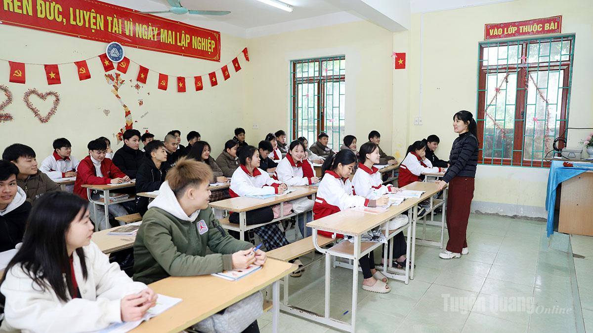 Grazie alle nuove politiche di supporto, gli studenti del Centro di formazione professionale e continua Vi Xuyen sono soddisfatti e si sentono sicuri nei loro studi.