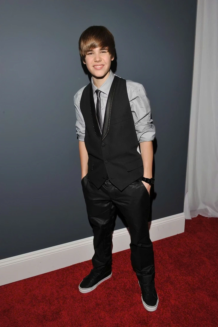Justin Bieber giản dị mà cuốn hút trên thảm đỏ - Ảnh 15.