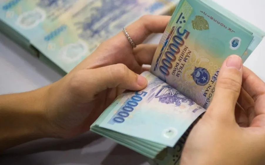Les travailleurs qui travaillent pendant le Têt (Nouvel An lunaire) peuvent recevoir 490 % de leur salaire habituel. Người đi làm ngày Tết có thể nhận 490% lương