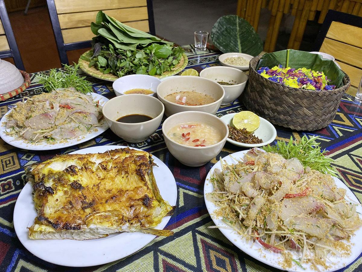 Das Bỗng-Fischgericht wird mit verschiedenen Arten von Waldblättern und diversen charakteristischen Dipsaucen gegessen, die die Aromen der Berge und Wälder widerspiegeln.