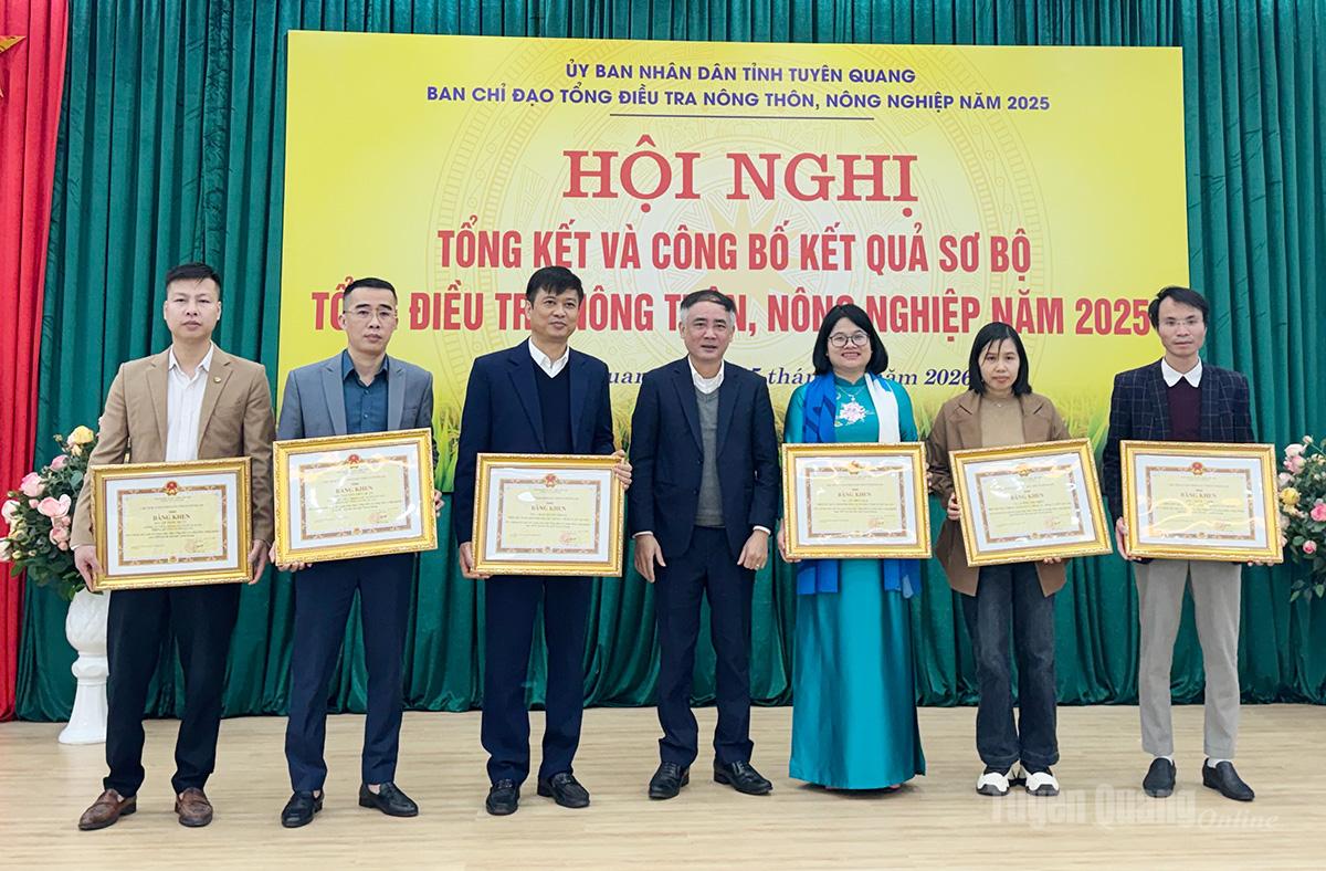 Nel Censimento generale delle aree rurali e dell'agricoltura, le persone che si sono distinte per i loro risultati eccezionali sono state premiate.
