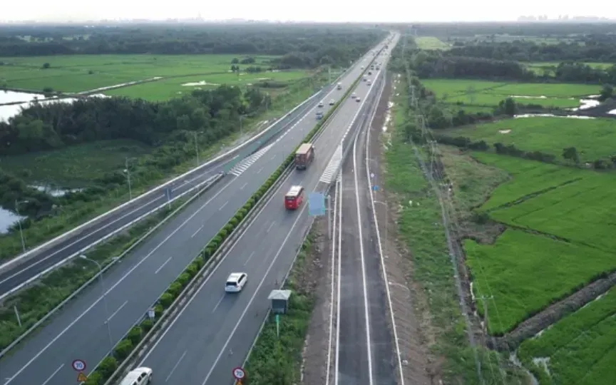 Entro il 2050, il Vietnam disporrà di 43 autostrade, per una lunghezza totale di quasi 9.000 km. Đến năm 2050, Việt Nam có 43 tuyến đường cao tốc, chiều dài gần 9.000km