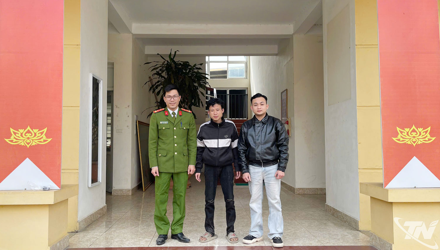 La polizia del comune di Dai Phuc ha prontamente aiutato una persona smarrita a ricongiungersi alla propria famiglia.