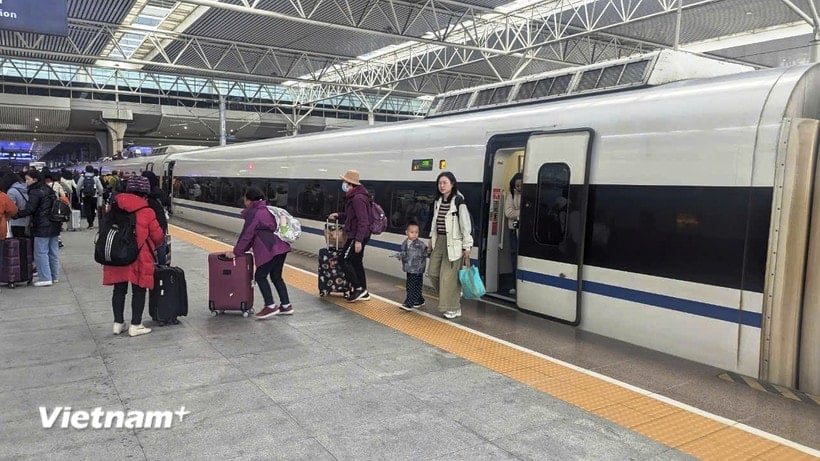 Un treno ad alta velocità in una stazione ferroviaria cinese. (Foto: Viet Hung/Vietnam+)