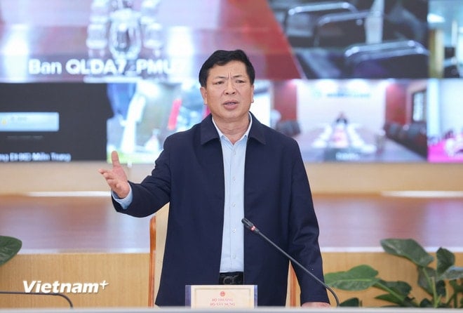 Il Ministro delle Costruzioni Tran Hong Minh impartisce direttive durante la riunione mensile di revisione dei lavori del Ministero delle Costruzioni nel gennaio 2026. (Foto: PV/Vietnam+) vnp-bo-truong-bo-xay-dung.jpg