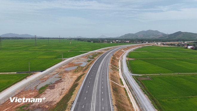 Un tratto dell'autostrada Nord-Sud nella parte orientale del paese è stato completato ed è entrato in funzione. (Foto: Viet Hung/Vietnam+) vnp-cao-toc-bac-nam-xongjpg.jpg