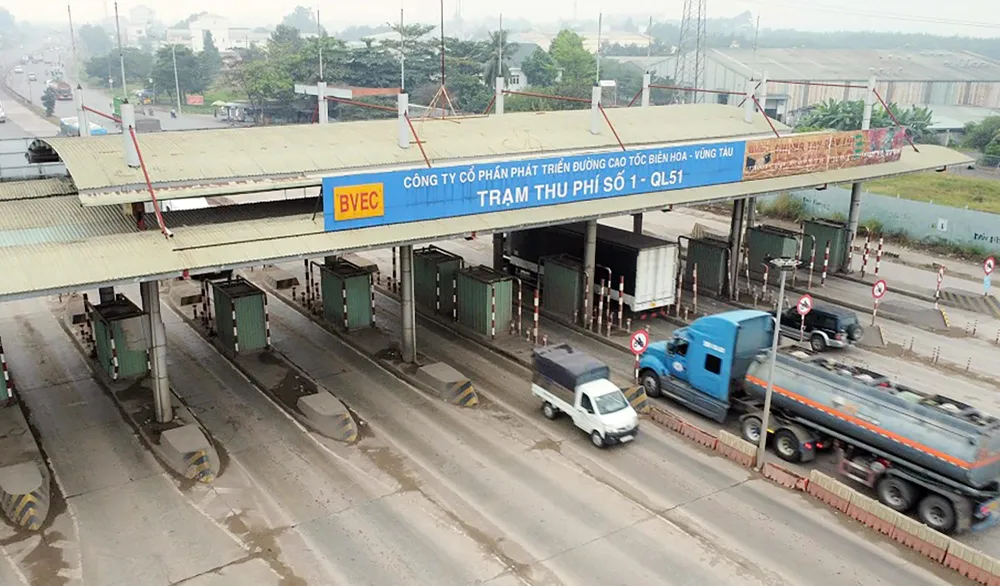 Toll station No. 1 in the Dong Nai section has not been dismantled despite toll collection having stopped.