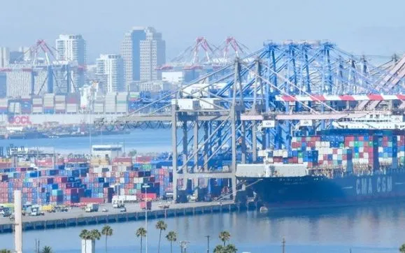 Operazioni presso il porto merci di Long Beach, in California, Stati Uniti. (Foto: AFP/VNA) Hoạt động tại cảng hàng hóa Long Beach ở California, Mỹ. (Ảnh: AFP/TTXVN)