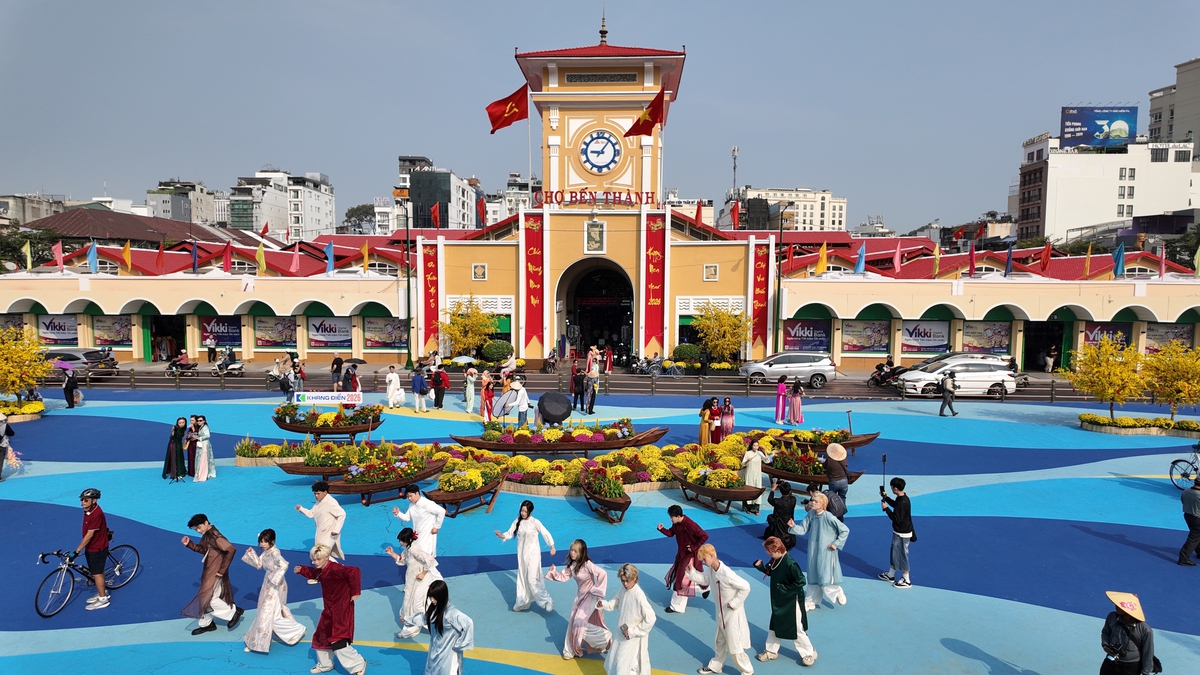 Chợ Bến Thành tấp nập người check-in đón Xuân- Ảnh 4.