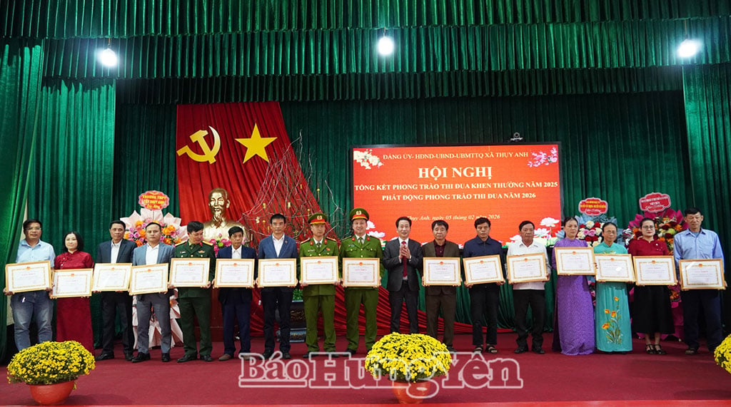 Lãnh đạo xã Thụy Anh khen thưởng các tập thể có thành tích tiêu biểu trong phong trào thi đua năm 2025.