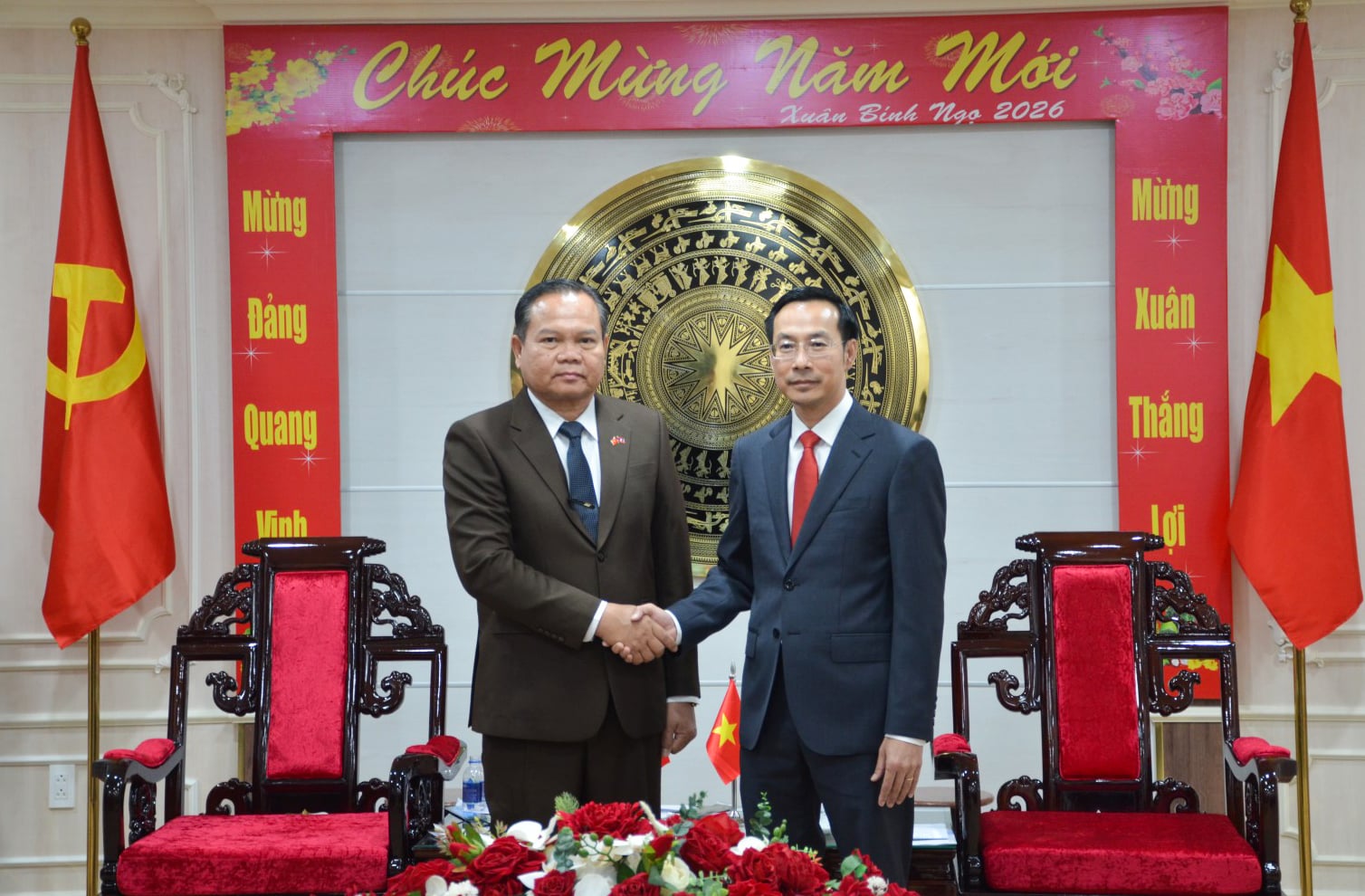 Delegasi dari provinsi Champasak (Laos) berkunjung dan menyampaikan ucapan selamat Tahun Baru kepada provinsi An Giang.