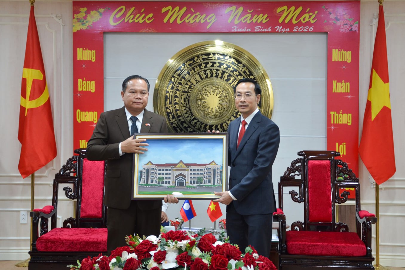 Delegasi dari provinsi Champasak (Laos) berkunjung dan menyampaikan ucapan selamat Tahun Baru kepada provinsi An Giang.
