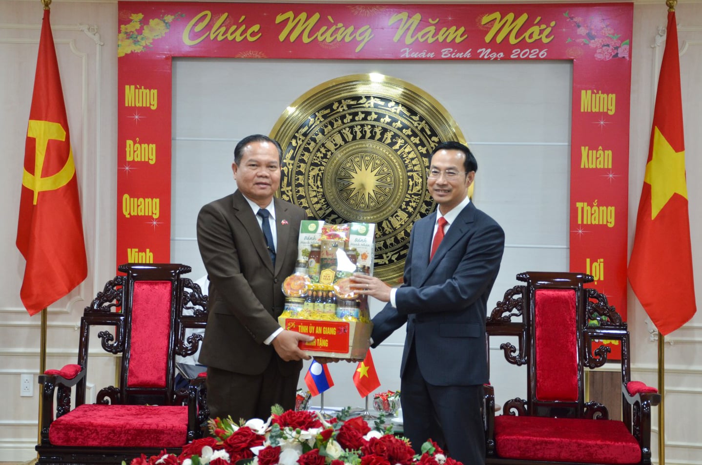 Delegasi dari provinsi Champasak (Laos) berkunjung dan menyampaikan ucapan selamat Tahun Baru kepada provinsi An Giang.