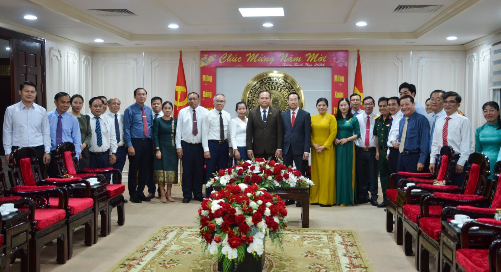 Delegasi dari provinsi Champasak (Laos) berkunjung dan menyampaikan ucapan selamat Tahun Baru kepada provinsi An Giang.