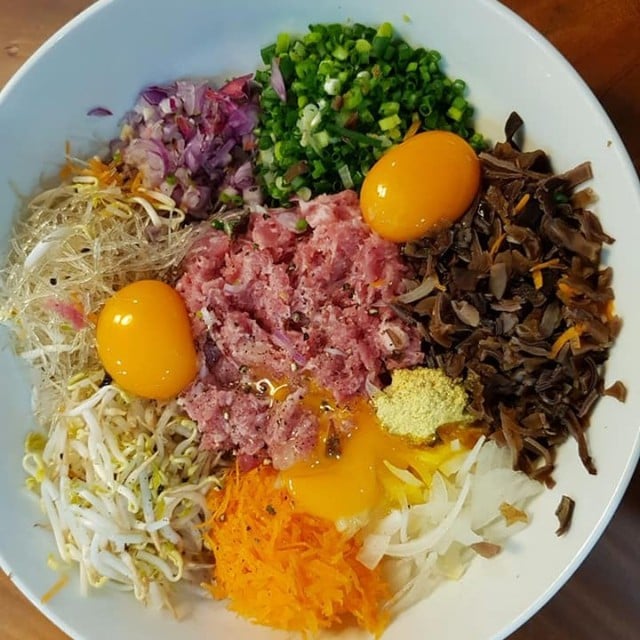 Cách làm nem rán dòn, thơm ngon trong mâm cỗ Tết - Ảnh 1.