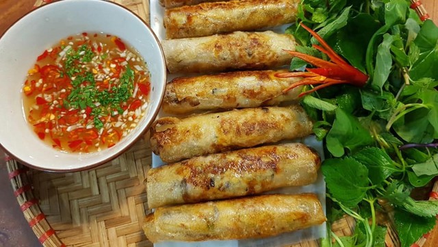 Cách làm nem rán dòn, thơm ngon trong mâm cỗ Tết - Ảnh 3.