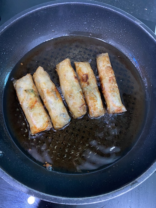 Cách làm nem rán dòn, thơm ngon trong mâm cỗ Tết - Ảnh 4.