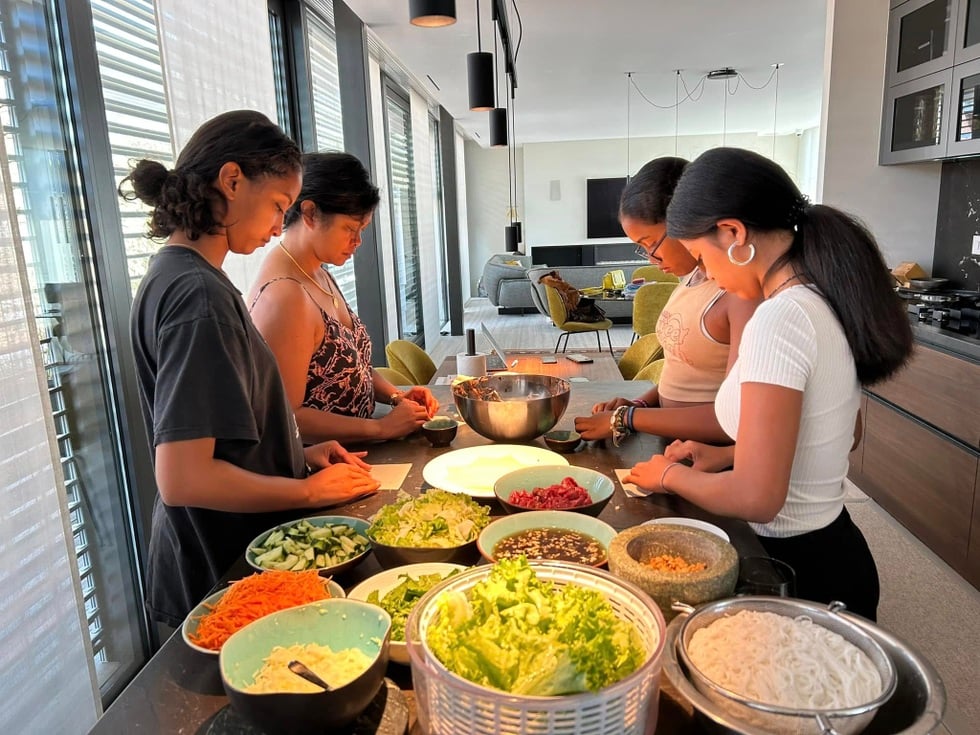 Vietnamesische Frau bringt Pho und Rindfleischnudelsuppe in die Schweiz, um sie dort für eine halbe Million Dong pro Schüssel zu verkaufen - 6