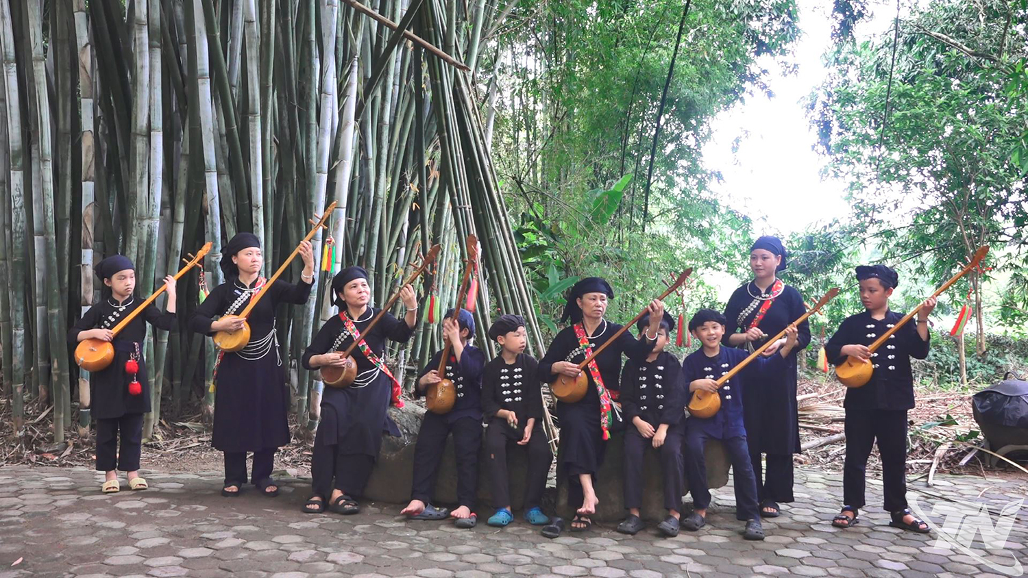 Vystoupení a následný zpěv v ekologické rezervaci etnické vesnice Thai Hai v provincii Thai Nguyen.