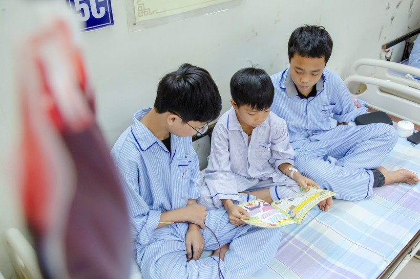 Dva bratři z thajské etnické skupiny jen doufají, že brzy dostanou dostatek krevních transfuzí, aby se mohli vrátit domů na Tet (lunární Nový rok).