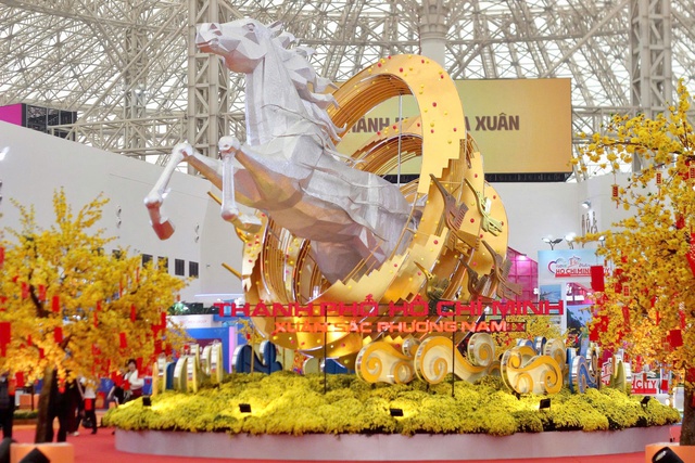 Œuvres d'art uniques et insolites sculptées dans des fruits à la Foire de printemps 2026 - Photo 1. Độc lạ những tác phẩm nghệ thuật tỉa trái cây tại Hội chợ mùa xuân 2026- Ảnh 1.