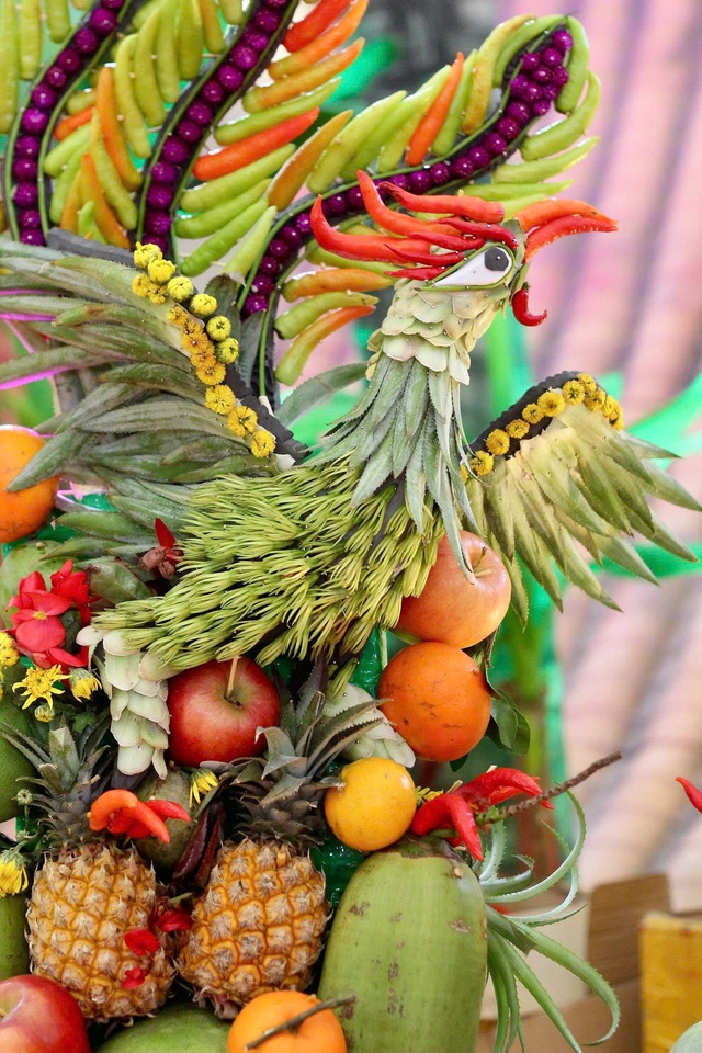 Œuvres d'art uniques et insolites sculptées dans des fruits à la Foire de printemps 2026 - Photo 6. Độc lạ những tác phẩm nghệ thuật tỉa trái cây tại Hội chợ mùa xuân 2026- Ảnh 6.