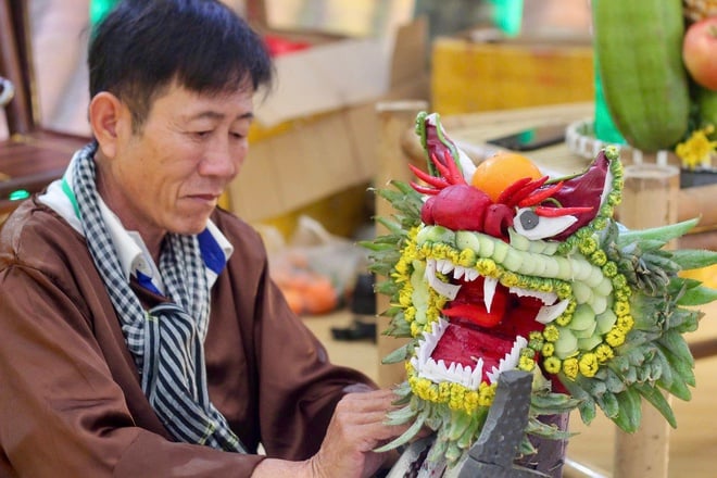 Pièce d'art unique sculptée dans des fruits à la Foire de printemps 2026 - Photo 7. Độc lạ những tác phẩm nghệ thuật tỉa trái cây tại Hội chợ mùa xuân 2026- Ảnh 7.