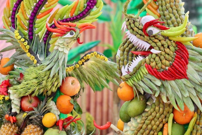 Pièce d'art unique sculptée dans des fruits à la Foire de printemps 2026 - Photo 8. Độc lạ những tác phẩm nghệ thuật tỉa trái cây tại Hội chợ mùa xuân 2026- Ảnh 8.