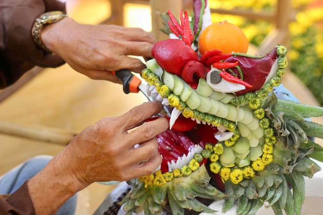 Pièce d'art unique sculptée dans des fruits à la Foire de printemps 2026 - Photo 9. Độc lạ những tác phẩm nghệ thuật tỉa trái cây tại Hội chợ mùa xuân 2026- Ảnh 9.