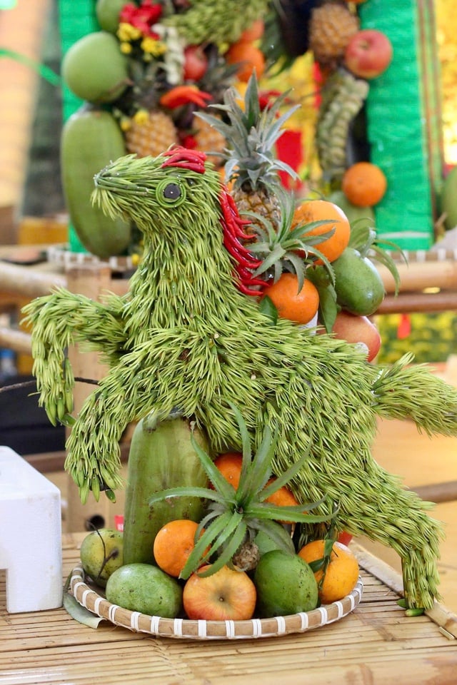 Œuvres d'art uniques et insolites sculptées dans des fruits à la Foire de printemps 2026 - Photo 10. Độc lạ những tác phẩm nghệ thuật tỉa trái cây tại Hội chợ mùa xuân 2026- Ảnh 10.