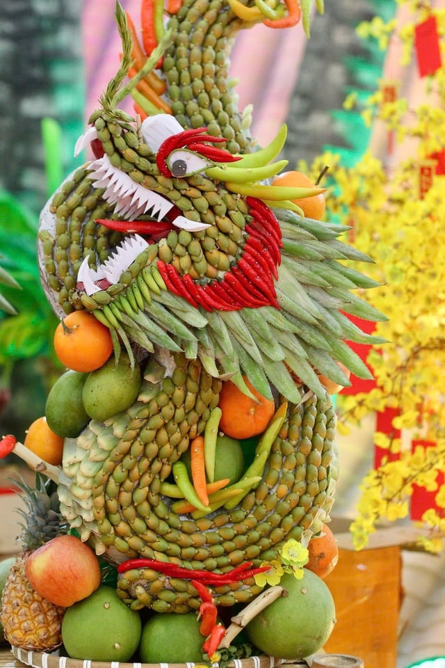 Œuvres d'art uniques et insolites sculptées dans des fruits à la Foire de printemps 2026 - Photo 11. Độc lạ những tác phẩm nghệ thuật tỉa trái cây tại Hội chợ mùa xuân 2026- Ảnh 11.