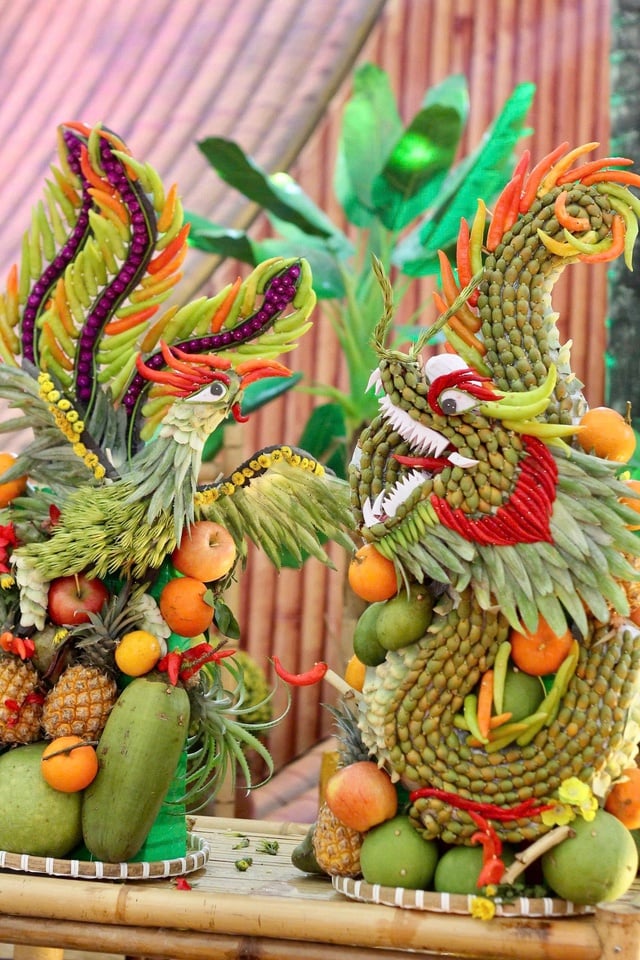 Œuvres d'art uniques et insolites sculptées dans des fruits à la Foire de printemps 2026 - Photo 12. Độc lạ những tác phẩm nghệ thuật tỉa trái cây tại Hội chợ mùa xuân 2026- Ảnh 12.
