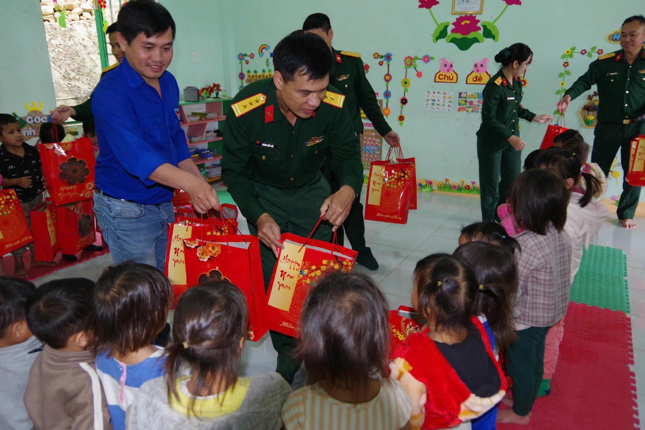 ダナン市軍司令部は旧正月期間中、軍と国民の絆を